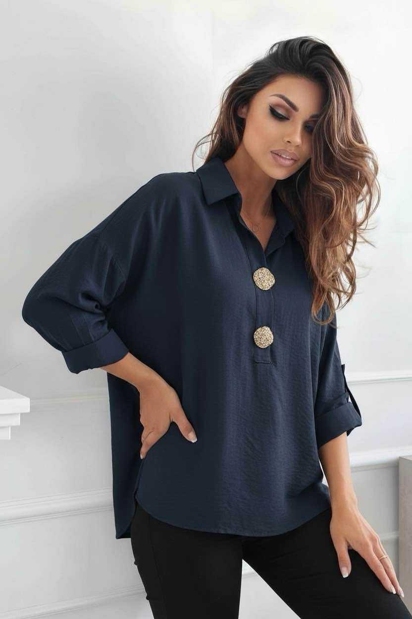 Marine blå oversize skjortebluse med knapper – elegant og stilfuld