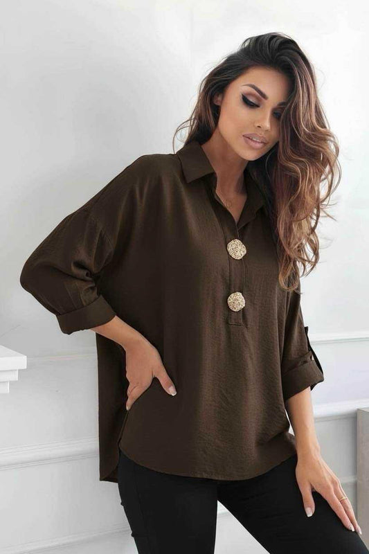 Brun oversize skjortebluse med knapper – elegant og stilfuld